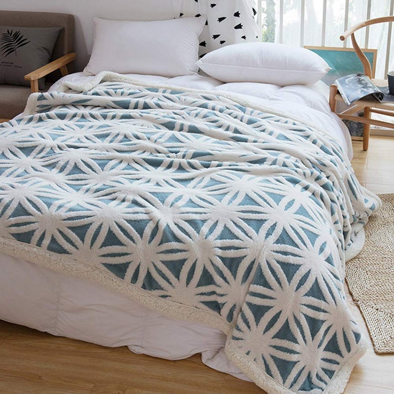 LOMAO بطانية لوماتو شيربا من الفليس، بطانية ناعمة ومريحة، بطانية مزدوجة الجوانب للكنبة أو السرير (أزرق فاتح، 71''x80'') - Image 2